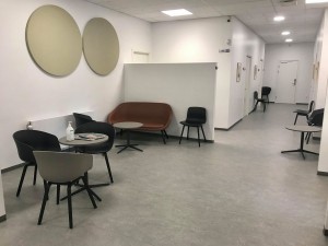 Det rummelige venteværelse har bekvemme møbler som patienterne kan vente i