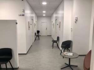 Nede af gangen finder man lægernes og sygeplejerskens kontor, samt neuropsykolog Kim Runes praksis
